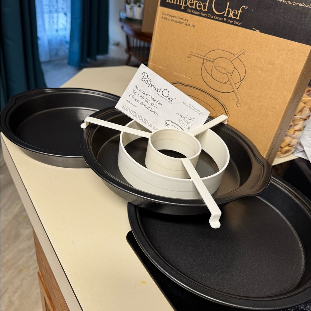 Pampered Chef Cake Pan Set with Bonus Checkerboard Insert - Picture 5 of 5